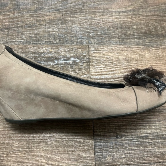 HOGL NWOT 7 Suede wedges with stone/feather embellishments - Picture 13 of 15